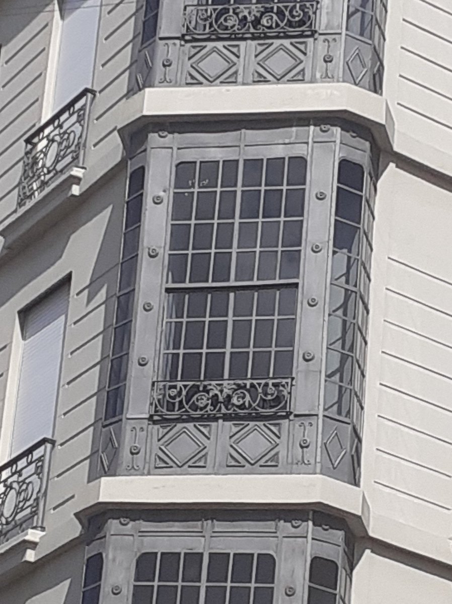 Sancaem1's tweet image. “¿Qué luz se rompe a través de esa ventana?” 
William Shakespeare.
#ventana 
#bowwindows 😍
#artdeco
#arquitectura 
#CiudadVieja
Montevideo
📸by me.