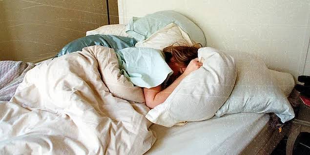 gerçek temas bağımlıları iki yastıkla uyur ya da bu sıcakta bile üstüne yorgan alır