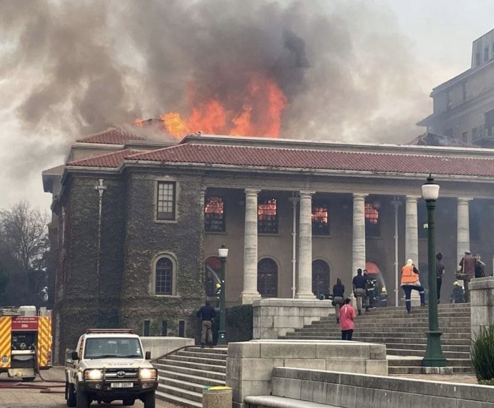 robertmarawa's tweet photo. Thank you to these brave men and women for bravely risking all today.....Comfort to those who lost.

#CapeTownFires 
#uctfire https://t.co/1FGLuxiKW8