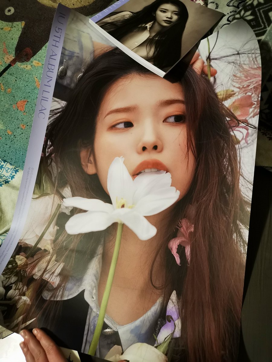 EleanorLinsea's tweet photo. Skdjdjdidjdjdmndnd, I'm so happy to have it at last, it's so beautiful! ππππ
#LILAC #IU #IU5 @_IUofficial https://t.co/BM9VWiudmq