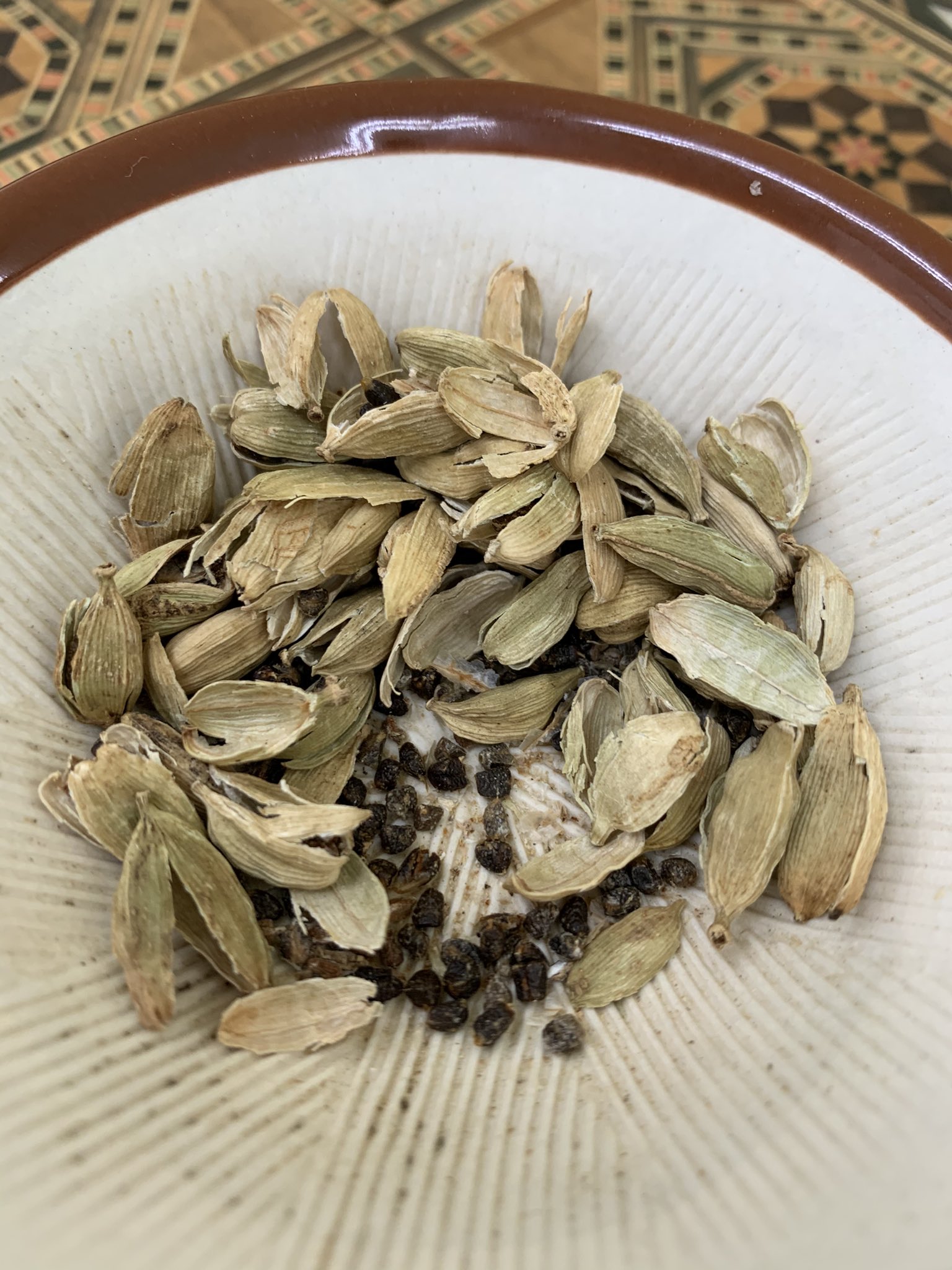 カフェバグダッド アラビア半島の アラビック コーヒー は本来 砂漠で火をおこし豆を煎るところから始まる まずコーヒーだけを煮立て お湯の入ったポットに入れ さらに煎った カルダモンも加える 好みで最後にサフランを加えてできあがり 色は茶色