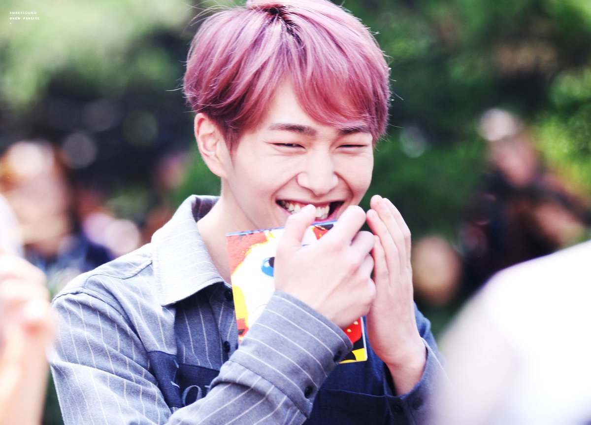 ONEW_lyrics's tweet photo. 그댄 웃는 게 정말 예쁜 사람이라서 
그 미소를 잃었을 때마다 내 전부를 다 줘서라도 다시 또 되돌려주고 싶어요

대신 울어주고 싶고 
내가 대신 아파해주고 싶어요 

누군가를 넘치게 좋아한다는 건 참 신기하게도 그렇더라고요-

데이식스(DAY6) - 그렇더라고요

#온유 #ONEW #オニュ #이진기 https://t.co/HNjjXgodEd