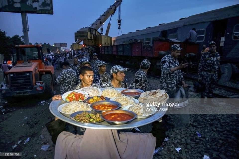 Saw this photos on FB of an Egyptian woman bringing foods to workers and soldiers at the scene of the tragic train accident in Egypt.
Such kindness is what #Egypt is all about.