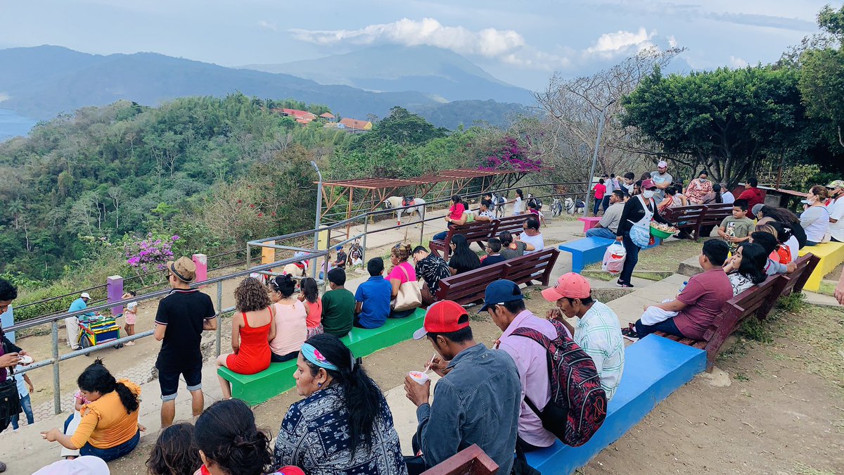 noellibertad1's tweet photo. Esta es La Paz que respira y se vive en el Mirador de la Laguna de Catarina para el disfrute familia Nicaragüense. observo  a nuestros herman@s Vendedores por cuenta propia, artesanos y emprendedores regalando sonrisas y productos elaborados con Amor. #LaPazeselCaminoDaniel2021 https://t.co/An9dsPUP8N