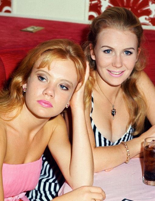 Happy birthday to English actress Hayley Mills, born April 18, 1946. Pictured with her older sister, Juliet Mills. 