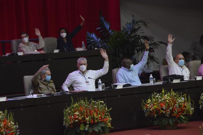 R_Malmierca's tweet photo. 8o Congreso @PartidoPCC aprobó hoy 5 resoluciones, incluyendo una relativa al Informe Central presentado por 1er Secretario General de Ejército @RaulCastro_Ruz. Se orienta el estudio de este importante documento a militancia PCC y @UJCdeCuba y se pondrá a disposición del pueblo. https://t.co/666Pq43Gfc