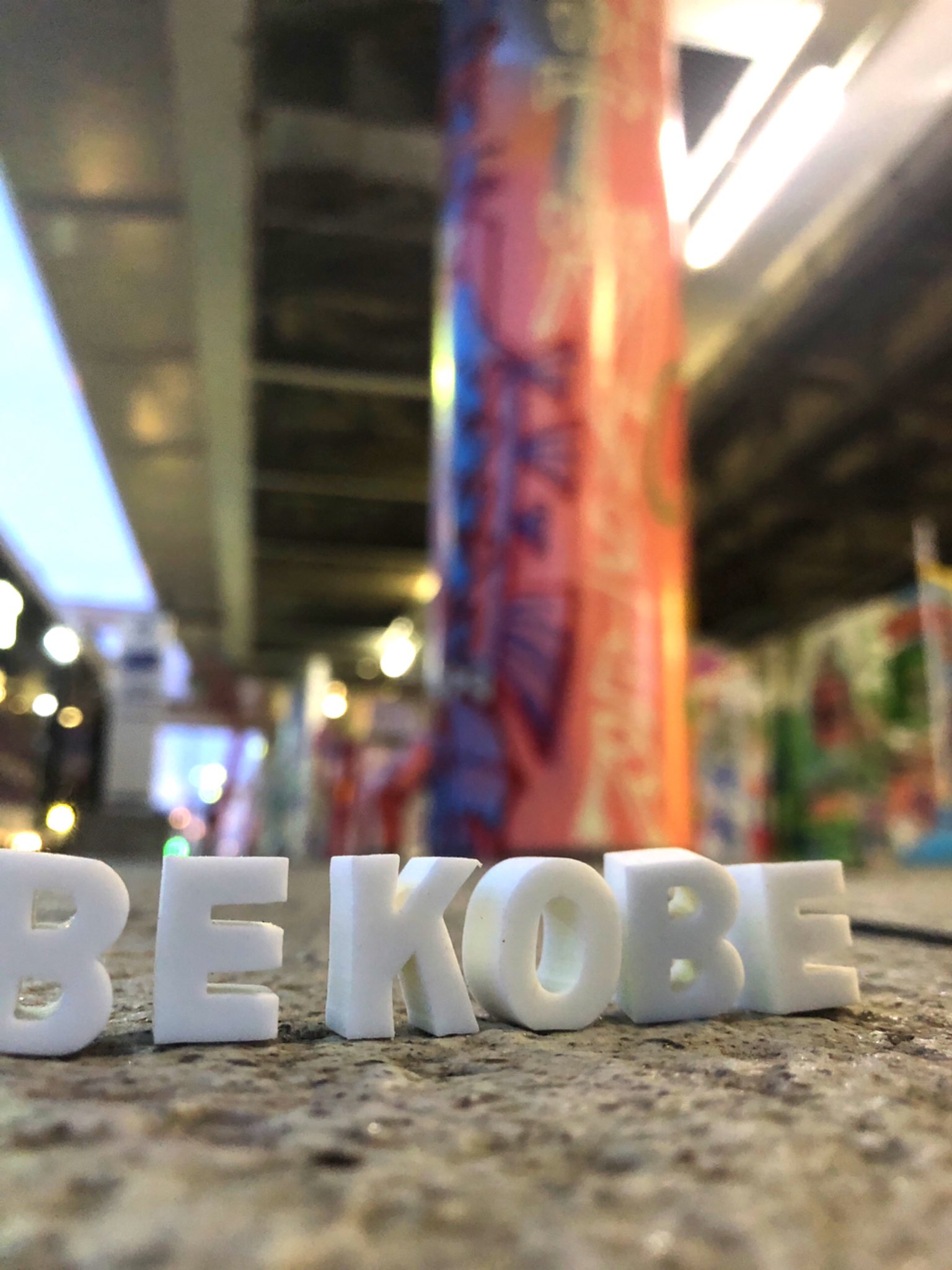 神戸のおみやげgoodthings ポートタワー に隣接するビルの壁に現れた Kobetowermonster と Bekobe消しゴムアソビ Bekobeライト夜アソビ も 壁だけじゃなくて 柱にもモンスターたちが侵食中 Kaoruhironaka さんの作品 ウォール