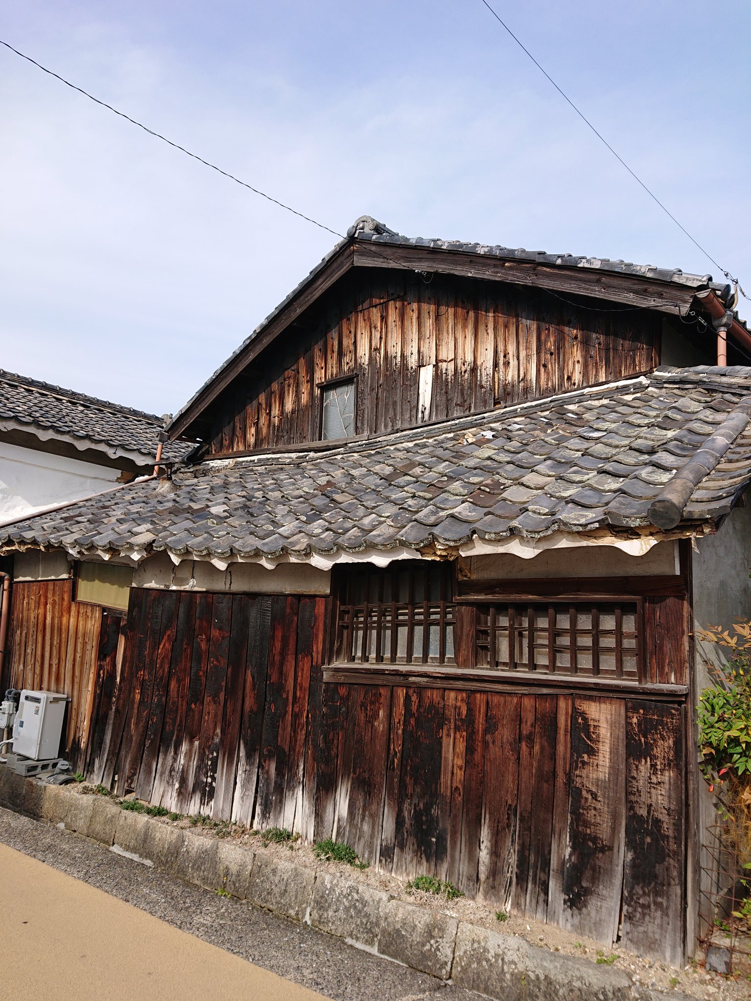 梅小鉢 木造を維持するのは難しい と誰かがおっしゃってましたが 本当にそうなんだろうなと思う ２階の窓はひび割れてるし １階の小窓の傾き方がすごい 瓦が波打ってる感じ 木造建築 古い建物好きさんと繋がりたい 日本家屋 壊れそうなもの
