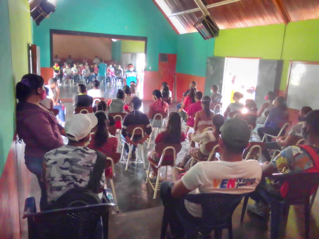 JPSUVCed's tweet image. #18Abr | 📸 | La Juventud del PSUV del Municipio Cedeño, realizó el segundo encuentro del TALLER DE FORMACIÓN CARABOBO 200, donde el Prof. José Angel Pérez nos habló sobre &quot;El Papel que juega la Juventud en las Misiones y Grandes Misiones&quot;.

#PrevenirSalvaVidas