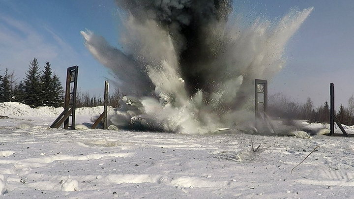 .@WrightPattAFB's Junior Force Warfighter Operations in the @AFResearchLab teamed w/ explosive ordnance disposal personnel from the 354th Civil Engineer Squadron at @EielsonAirForce to evaluate the use of snow as a protective barrier. #InnovativeAF go.usa.gov/xHZWy