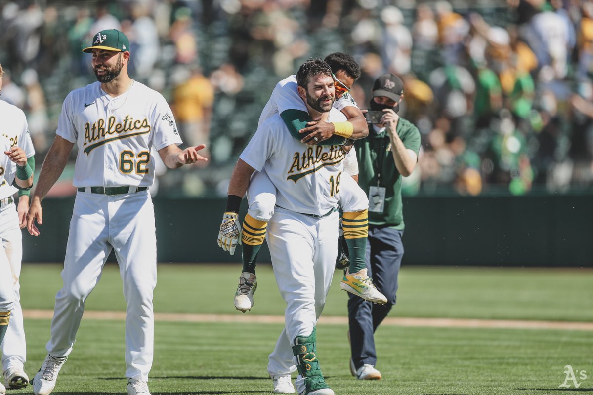 Athletics's tweet photo. EIGHT. STRAIGHT.

#RiseAndGrind https://t.co/PDPeOKJ3qc