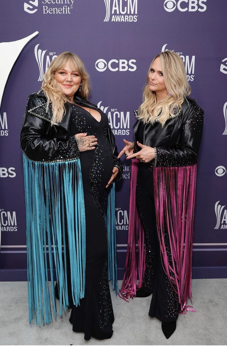 mirandalambert's tweet photo. GOATS!!👉🙋‍♀️🙋‍♀️🐐🐐 @ellekingmusic 😂
It’s ACM day y’all! (2nd pic is actual footage of Elle and I after a loooong media day). #drunk #duo #peggyandpreggy #ACMAwards https://t.co/UmsbazyWDA