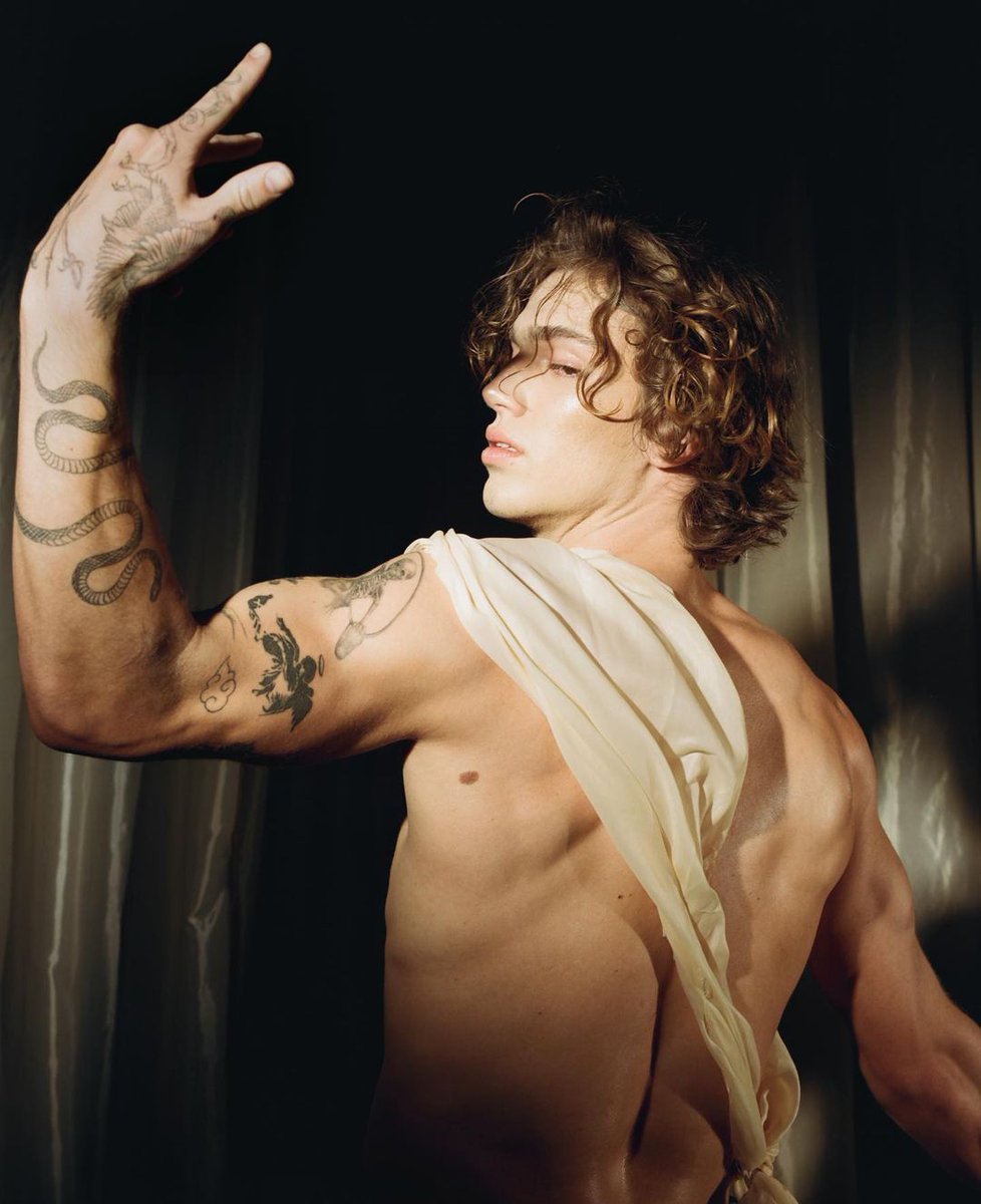 alanis_olvr's tweet image. gente....o vinnie naquelas fotos q ele tirou da sessão de fotos--- eu to---ele é tão lindo #vinniehacker ficou tão incrível