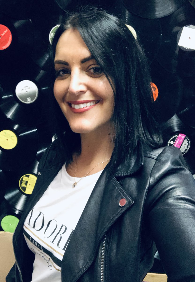 I have big news for you all this week! Makes sure you are signed up to my newsletter to hear exclusives before everyone else!! donnaharfield.com - stay tuned everyone! #bignews #laterthisweek #signup #newsletter #singer #songwriter