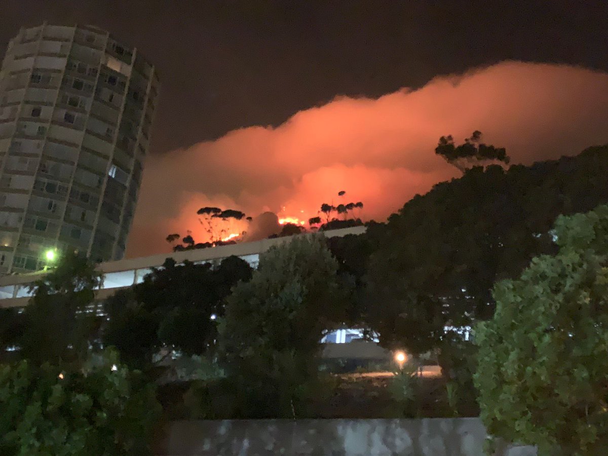 1:30am from Vredehoek. Fire is coming around the mountain now and the wind has also picked up somewhat. I'll never get used to this mountain burning 😢 #capetownfire