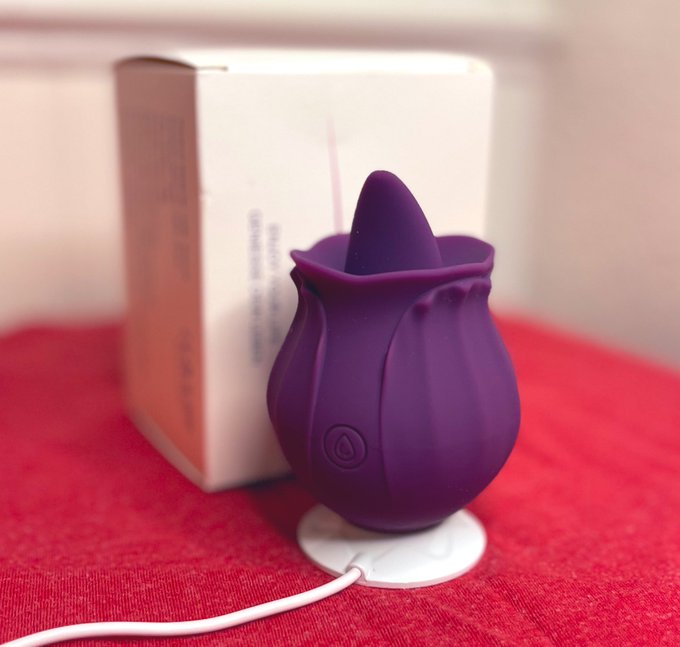 LOOK how cute my new toy is! Thank you @Feelingirl_Ashe you&rsquo;re the best! Send a dm if you want to try<a class="tags" target="_blank" title="On Twitter" href="/?out=eyJ0eXAiOiJKV1QiLCJhbGciOiJIUzUxMiJ9.eyJpYXQiOjE3MjQ3OTc1NTYsImlzcyI6InR3cG9ybnN0YXJzLmNvbSIsIm5iZiI6MTcyNDc5NzU1NiwiZXhwIjoxNzU2MzMzNTU2LCJyZWRpcmVjdF91cmwiOiJodHRwczovL3R3aXR0ZXIuY29tL0ZlZWxpbmdpcmxfQXNoZSJ9.vJFlz35inM2ZRxs_alQCmpVnqgsCqLJVALiDBPrzSHJeA76vi7iLwm5bg_PcHJrXLT8JKi6U27_YWQ2QyAMuSw">@Feelingirl_Ashe</a><a href="/tag/manyvids"class="tags"><span>#manyvids</span></a>