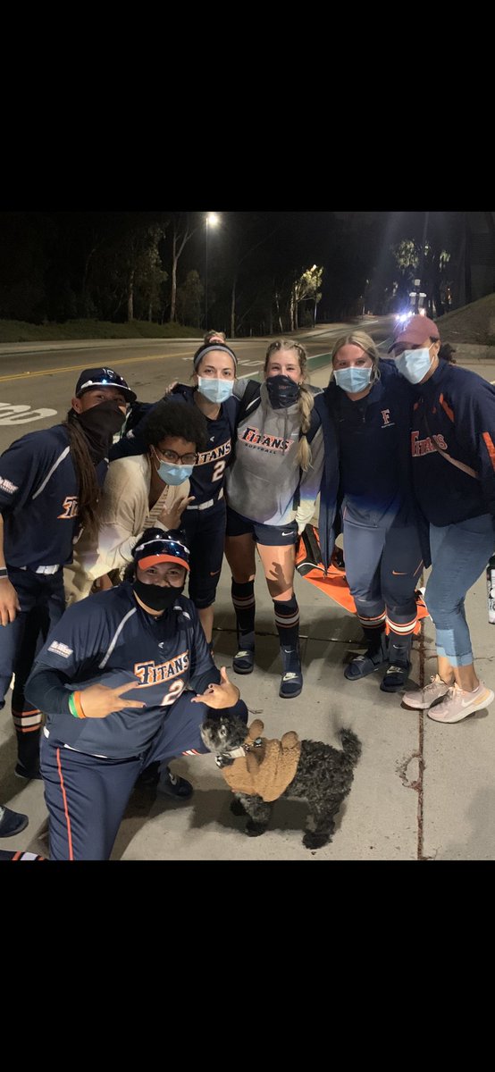 CoachKellyFord's tweet photo. Such amazing women behind the masks. Ari and Nyah thanks for the surprise visit this weekend. Titan Pride is overflowing. We are so proud of you. #Titanpride #Lookwhatyoustarted! https://t.co/aL5ktlZO2O