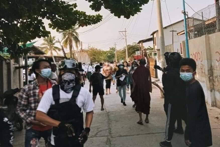 shinthantlin274's tweet photo. General strike in Mandalay was dispersed violently by military terrorists earlier this morning. Some were brutally abducted and some are still on search by junta trapped in the routes. 
#Apr19Coup
#CrimesAgainstHumanity
#WhatsHappeningInMyanmar https://t.co/LwUiTWvfCk