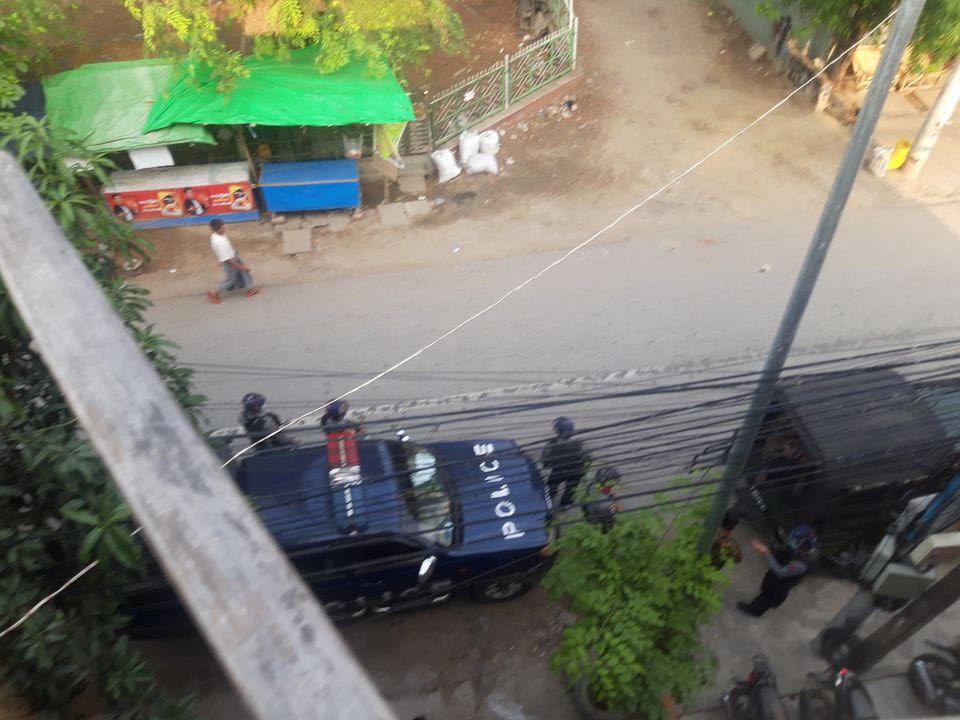 Military terrorists forcibly abducted 3 innocent civilians including 2 women from MyoHaung market near 84th st. 11 fully loaded military trucks are still there reportedly. #Apr19Coup #CrimesAgainstHumanity #WhatsHappeningInMyanmar