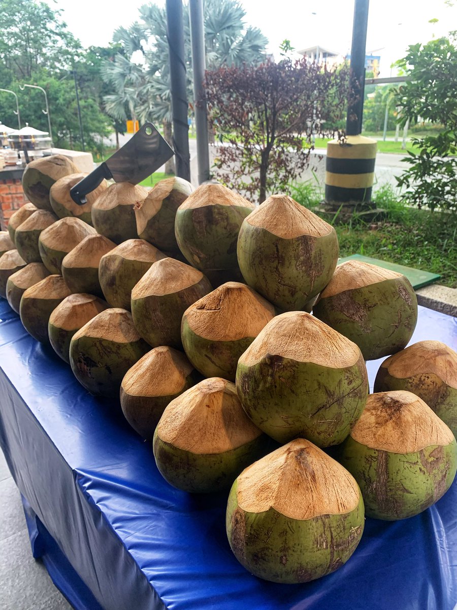 Twt_Cyberjaya's tweet photo. Rambang mata bila nak pilih air untuk berbuka. Air kelapa fresh pun ada, padu beb. 

Fresh juice seperti tembikai, oren, epal dan timun sedap, boleh refill. Kalau nak request coffee pun boleh. https://t.co/zbzjFzxc3h