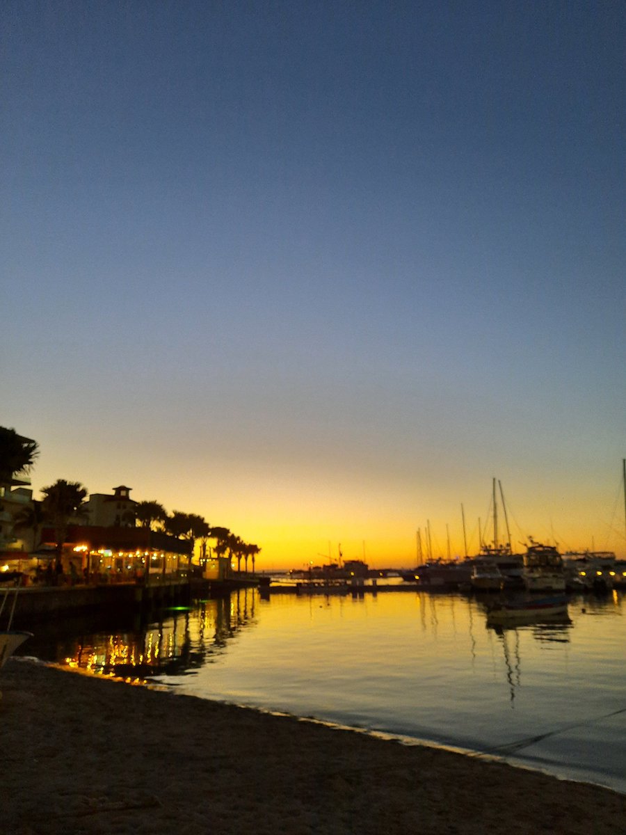 etLitha's tweet photo. Nuestra hermosa ciudad, no necesita filtros. 💗
El cielo nos bendice con sus hermosos colores.🌅
#ILoveBCS #LaPazBCS https://t.co/gyRuB3dSJt