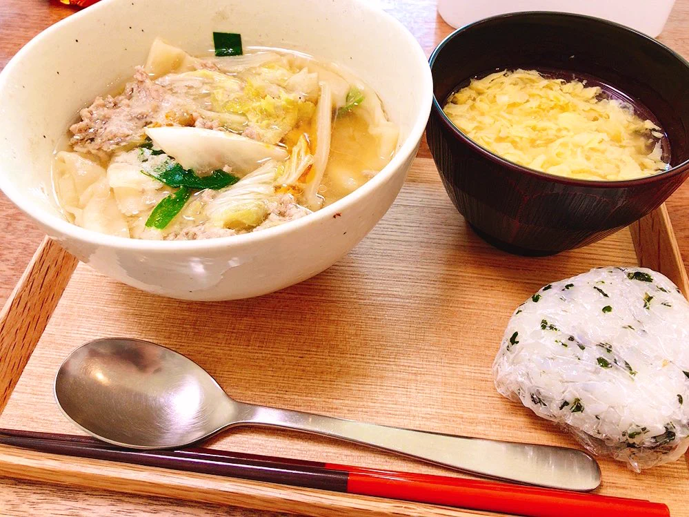 ゆかりさんのワンタン風スープ作ってみた🤤🤤
お腹すいてたからおにぎりも追加しました( っ ˙-˙  )っ🍙  