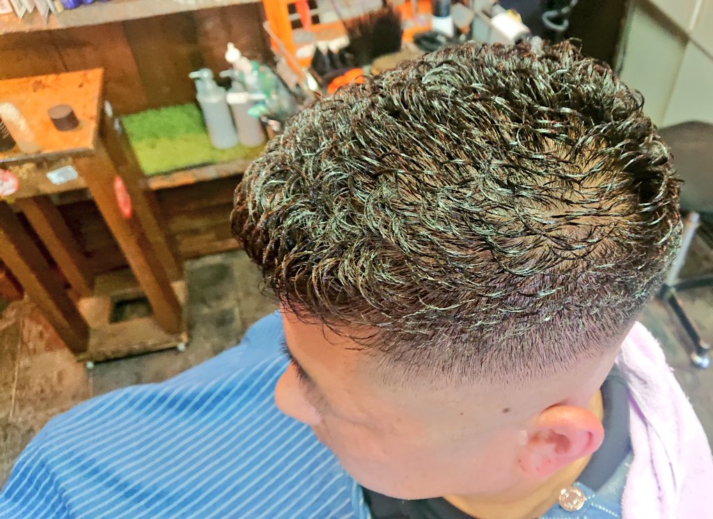 理容やぐち」のパンチパーマは毛先の傷みがなく、くし通りが良いのが