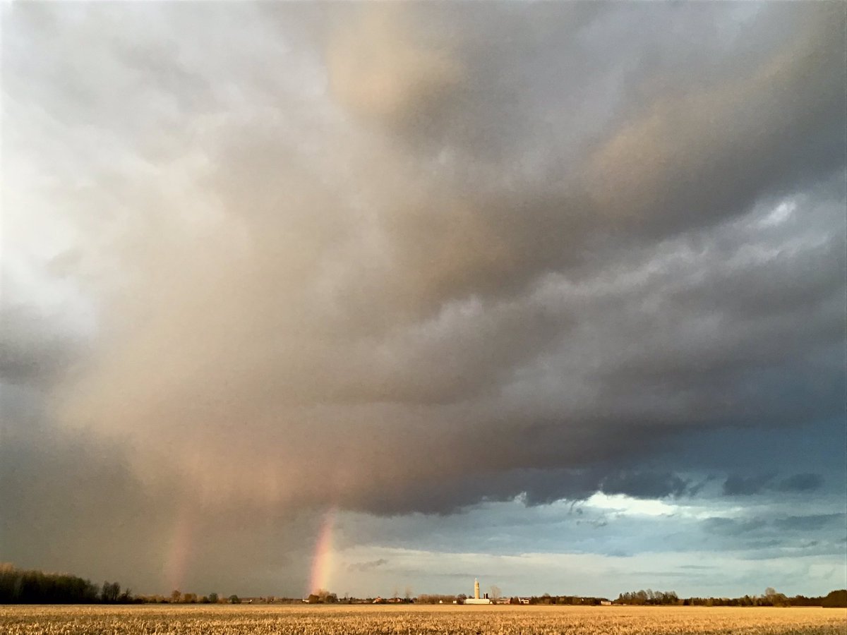 WellmanStudio's tweet image. Outside Russell Ont tonight