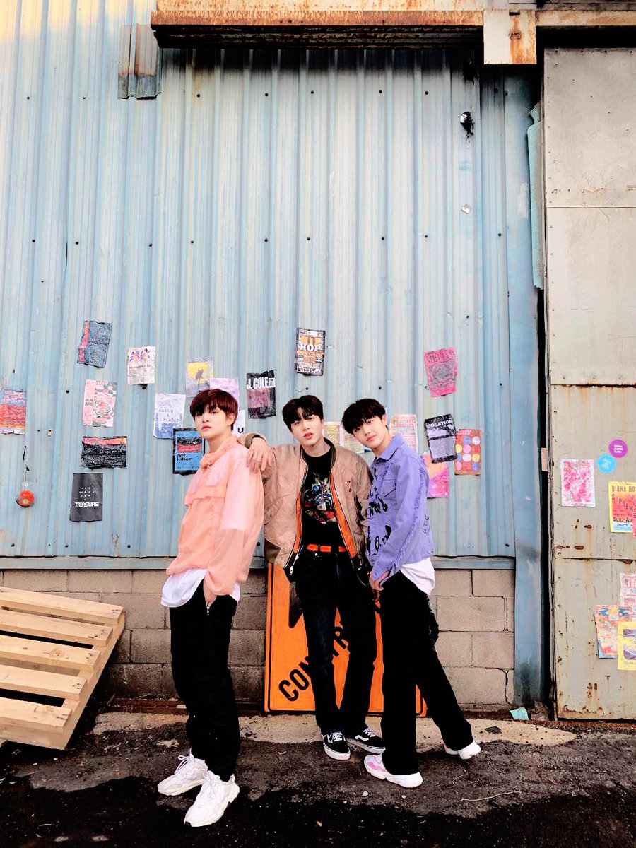 wetreasuretw's tweet photo. ⠀· 💎 : fınd чour › 「 𝗧𝗥𝗘𝗔𝗦𝗨𝗥𝗘 」 ꜜ 𝟢𝟦.𝟣𝟪 〼 nēw — 𝕦𝕡 ◠ どdate ː #EXRDM4thCB
Este trío de galanes vienen con todo el power para ver el cb de @wearexrdm y colarse al backstage para conseguir un autógrafo 🤩 https://t.co/Pe597gZV9V
