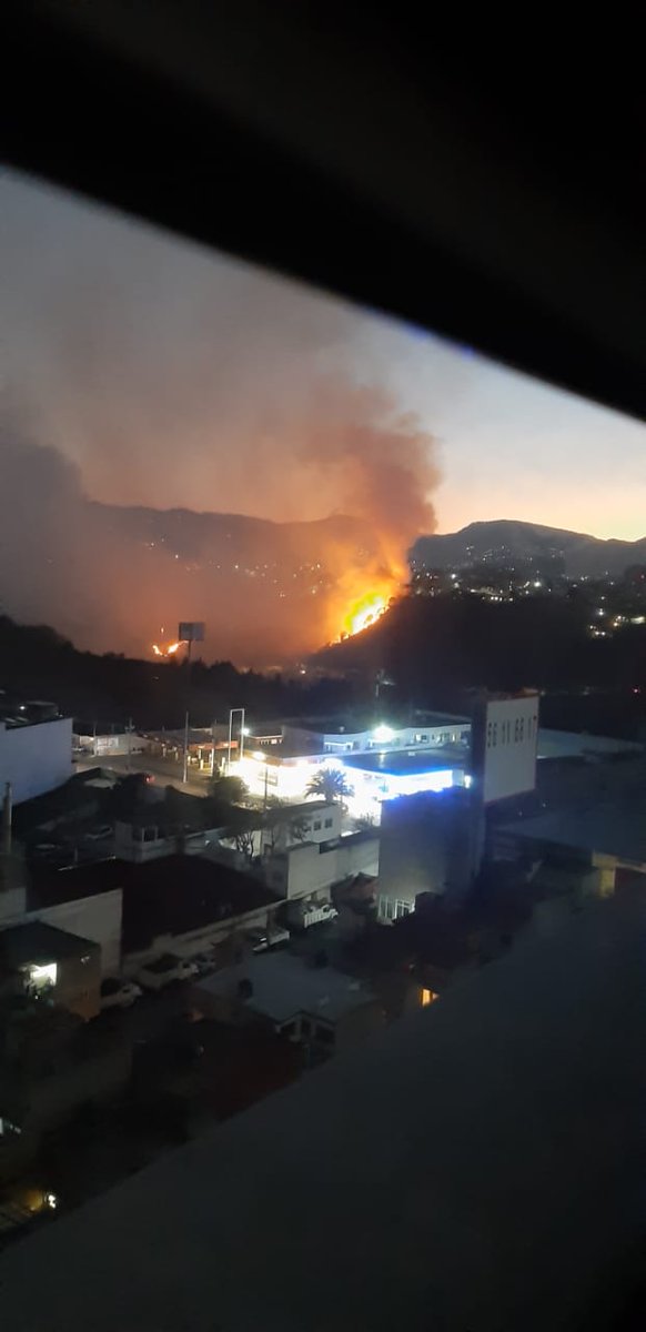 ebxuser's tweet photo. #incendio #huixquilucan las llamas a punto de llegar a las casas https://t.co/0qHEFU4A7L