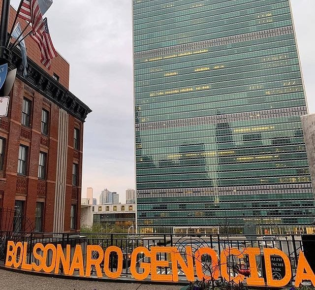 MidiaNINJA's tweet photo. Bolsonaro é denunciado em frente ao prédio das Nações Unidas em Nova York.
Foto: George de Castro https://t.co/b4xcmzEqT5