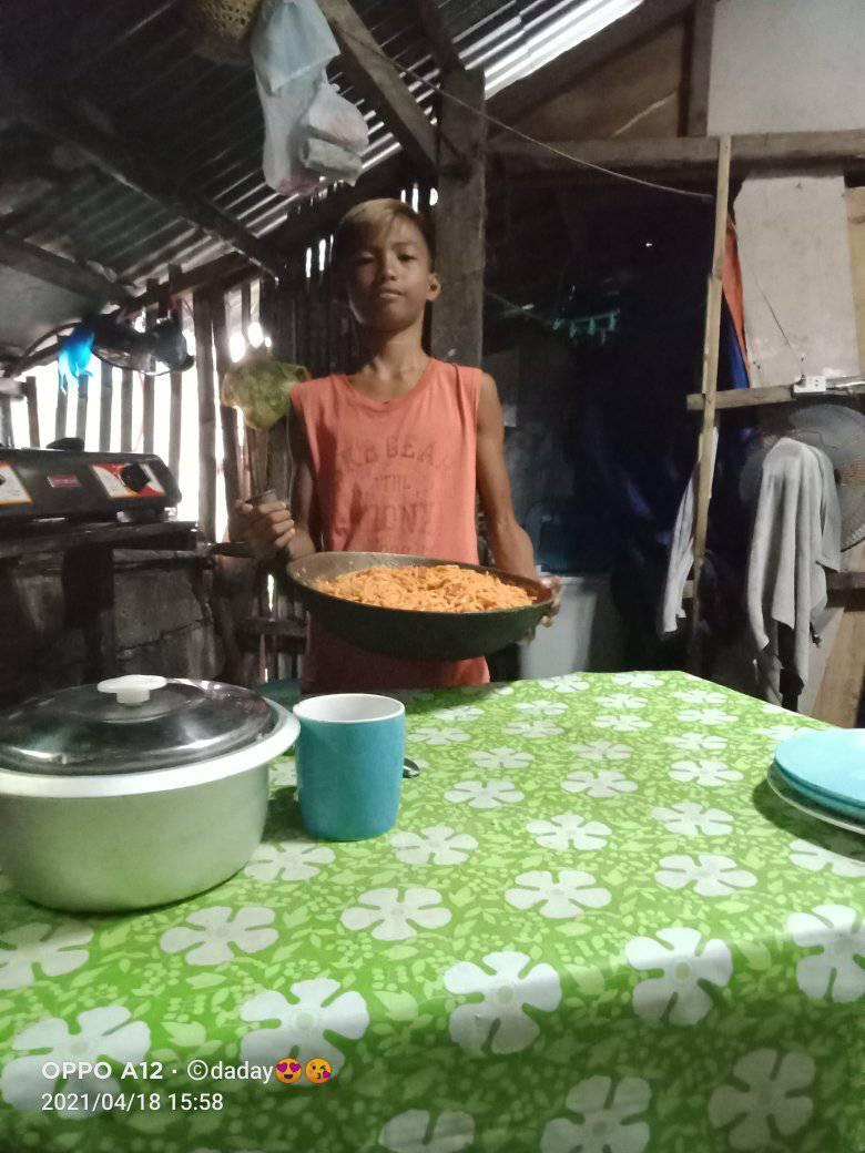 inquirerdotnet's tweet photo. 'SALAMAT, MA'

LOOK: Filipinos online were touched by a simple yet heartwarming post of a 13-year-old boy from Biliran province who expressed his gratitude to his mother who prepared food for his birthday even there's an approaching typhoon. 📷Rodello Tualla | @JMRiveraINQ https://t.co/Q9OecJtZNj