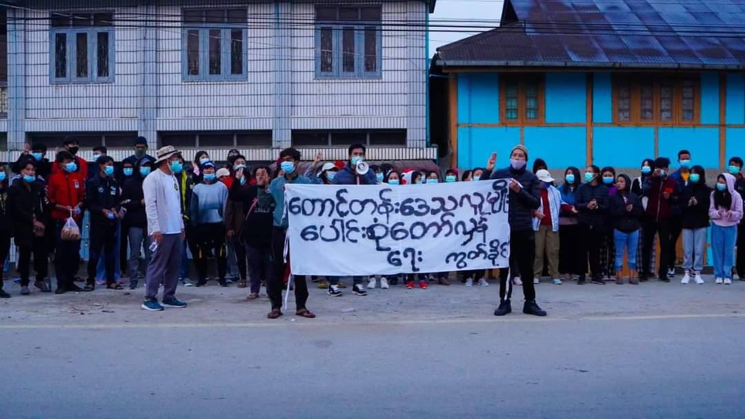 Youths in Kutkai Tsp, Northern Shan State, staged a anti-coup protest and showed support to our legitimate government <a href="/NUGMyanmar/">National Unity Government Myanmar</a>. #Apr19Coup #WeSupportNUG #CrimesAgainstHumanity #WhatsHappeningInMyanmar