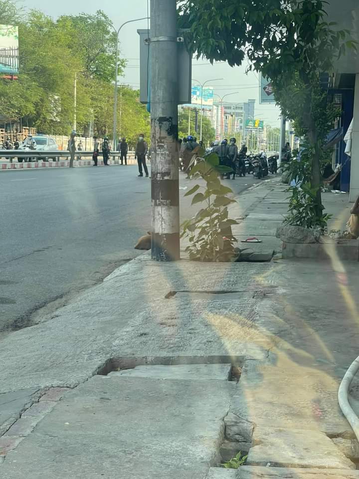 b3rry_y's tweet photo. Terrorist forces check every passer by's phones and motorcycles in 78 st 29x30 st,#Mandalay around 8:20AM. They'll arrest everyone who have photos and tattoos related with strike !!
#WhatsHappeningInMyanmar 
#Apr19Coup https://t.co/AO64yZUwew