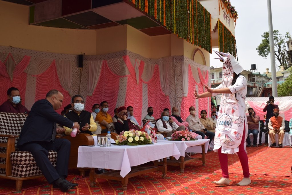 WCD_Solan's tweet photo. Himachal Day 2021 
Hon'ble Industries Minister Sh. Bikram Singh was the guest of honour during the celebration. Panchayat from all five projects of District Solan with best Sex Ratio at Birth were awarded. AWW performed to creat awareness and promote COVID vaccination. https://t.co/3InxNNMUA6