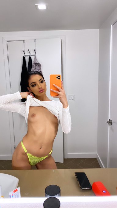 2 pic. Cummm chat w me , I'm horny 😈😈😘  https://t.co/6vSRk4nv6Y https://t.co/urokX932ti