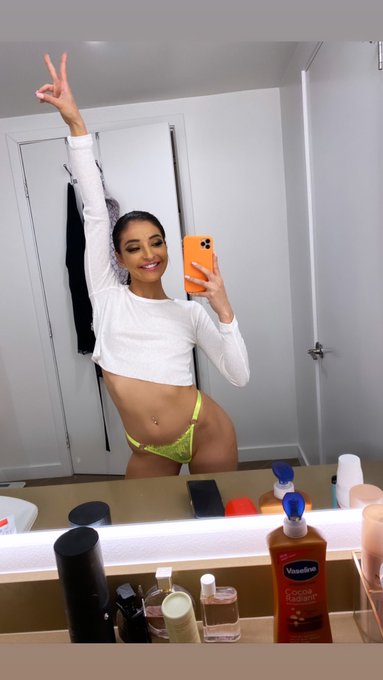 1 pic. Cummm chat w me , I'm horny 😈😈😘  https://t.co/6vSRk4nv6Y https://t.co/urokX932ti