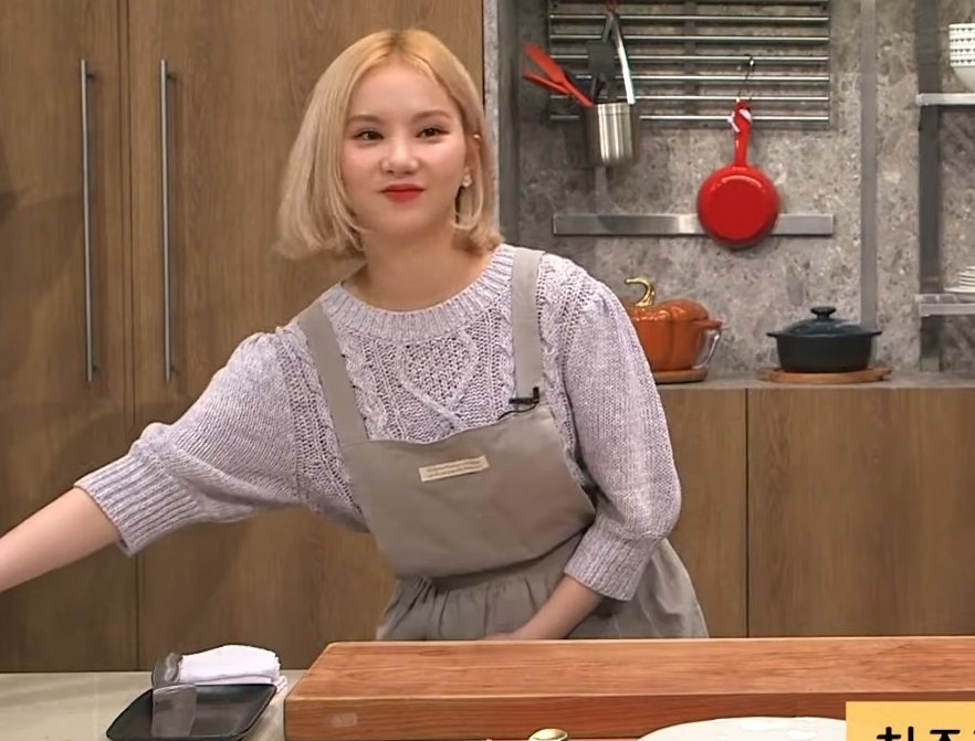 _mademydayz's tweet photo. While the chef was preparing the dish, Eunha quietly took her spoon and bowl getting ready to try it 😆🍽

@GFRDofficial https://t.co/KZmWrE1W8u