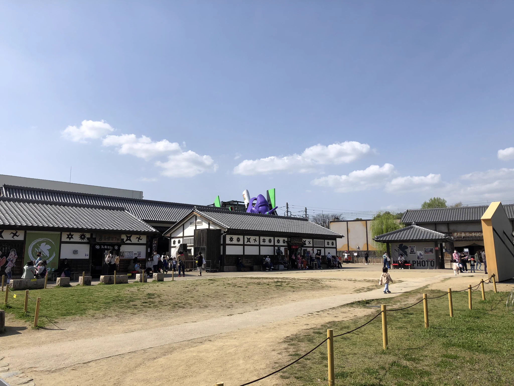 @_natamame812 懐かし！！！その昔ひらパーで拝んだバルキリー！！(そっち!!)ありがたやぁ〜🙏因みにこちらは映画村のエヴァです！！ﾄﾞﾔｧ 