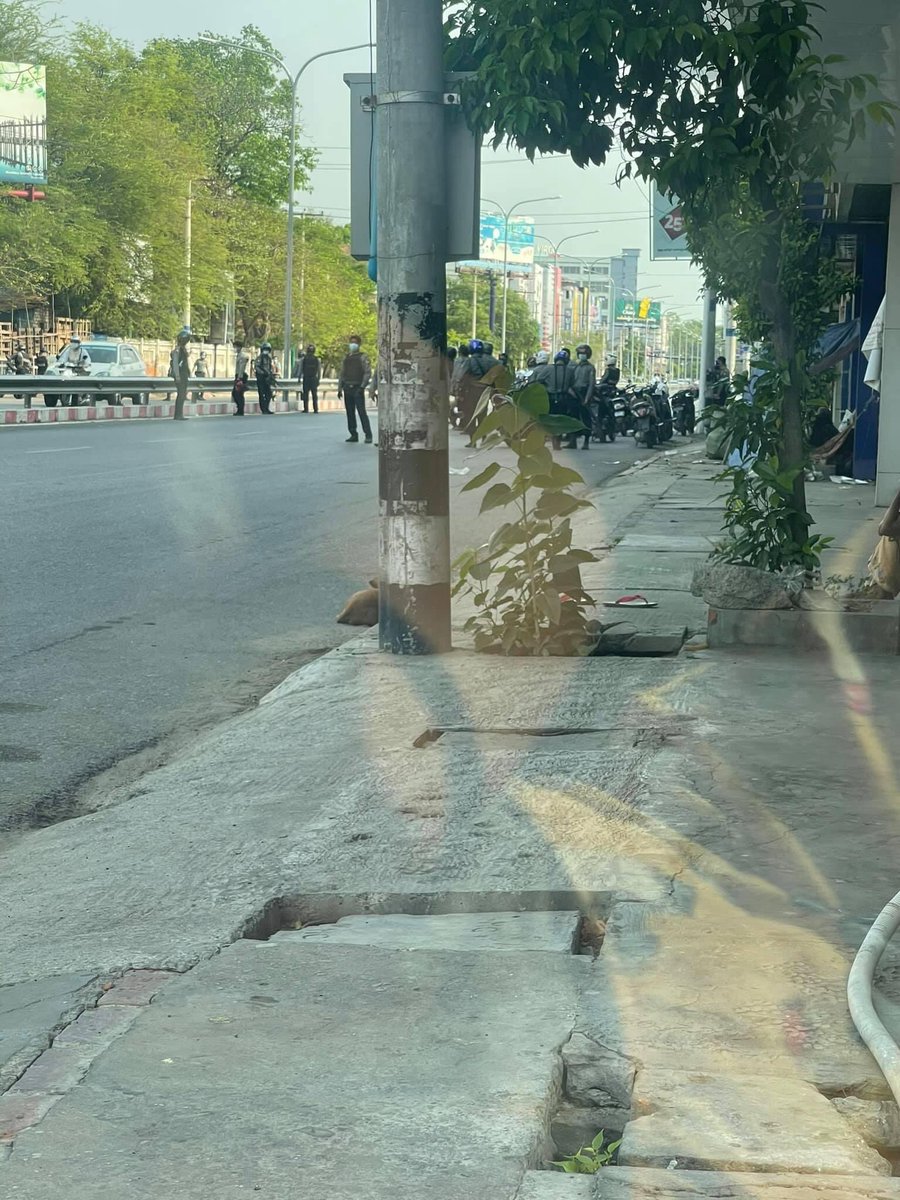 In Mandalay 78st and between 29st and 30st,the junta terrorists are being checked the civilians mobile phones and tattoos,they are being violently the human rights.
#WhatsHappeningInMyanmar #Apr19Coup #HumanRightsViolations #CrimesAgainstHumanity #MilkTeaAlliance