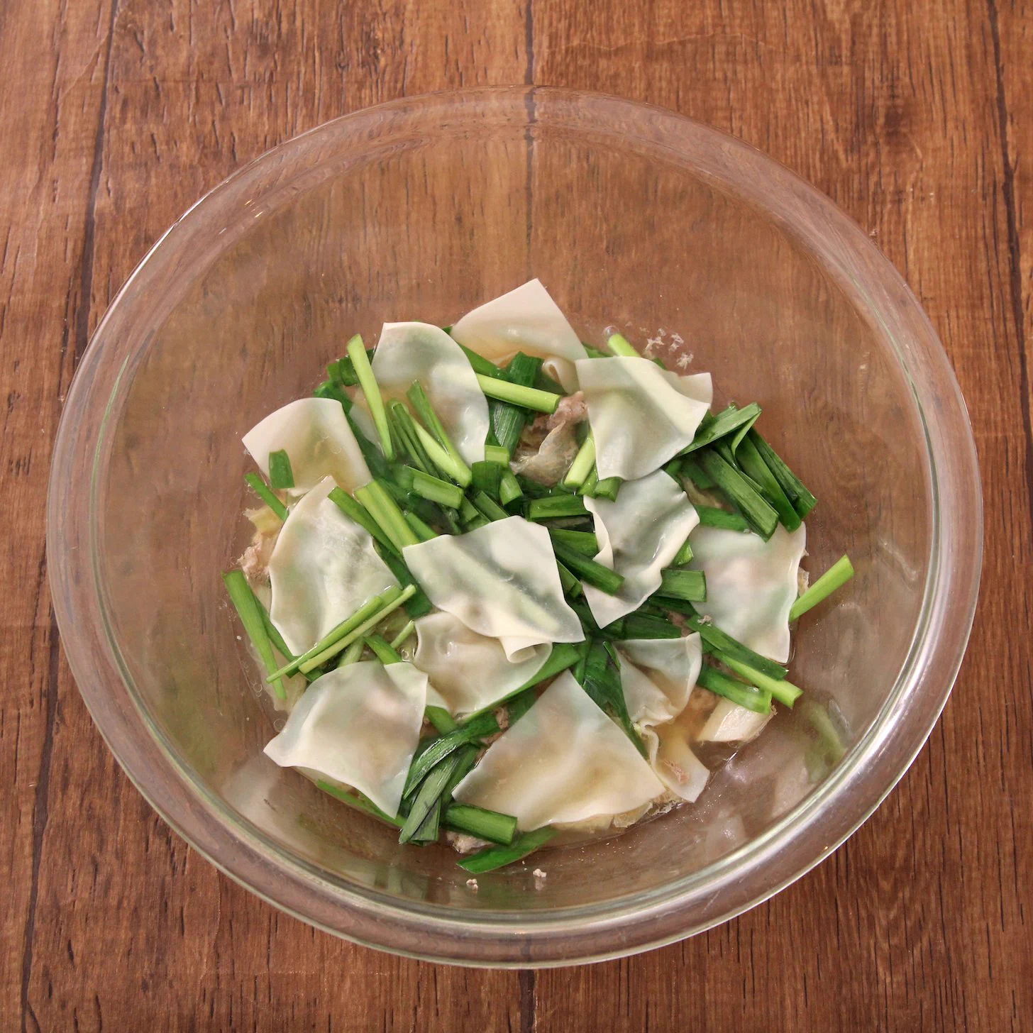 餃子の皮が余っちゃったときに是非！ワンタン風のスープレシピ！