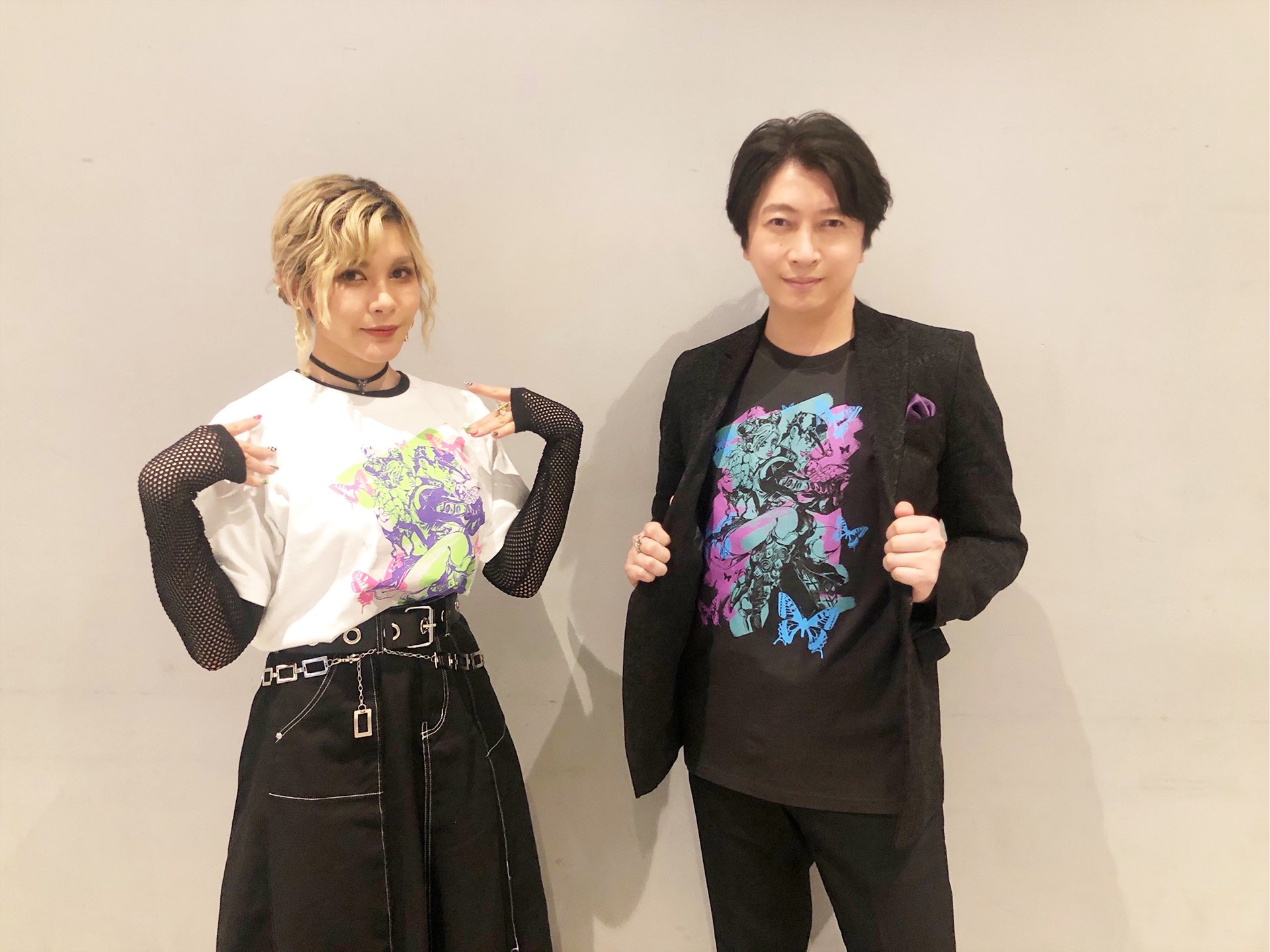 ジョジョの奇妙な冒険 公式 4 19発売のuj5月号応募者全員サービスは第6部アニメ化を記念した 特製ストーンオーシャン Tシャツ4種 空条徐倫役 ファイルーズあいさんと空条承太郎役 小野大輔さんに着ていただきました 徐倫と承太郎のイラスト使用 ジョジョの奇妙な冒険 公式 4 19発売のuj5月号応募者全員サービスは第6部アニメ化を記念した 特製ストーンオーシャン Tシャツ4種 空条徐倫役 ファイルーズあいさんと空条承太郎役 小野大輔さんに着ていただきました 徐倫と承太郎のイラスト使用