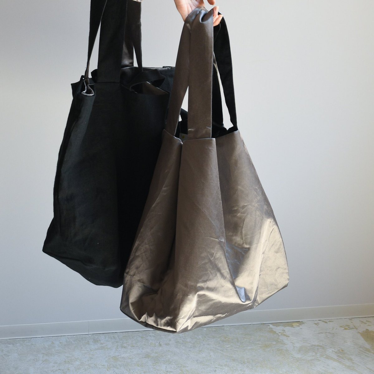 basic_accent's tweet photo. double バッグ　¥6,930(税込)

シンプルなデザインで使い方いろいろなバッグ。

持ち手が2way仕様で荷物が多い時は肩掛け、荷物が少なくなった時、中の荷物を取り出すときは短めの持ち手が重宝します。長い持ち手をわざと外側に垂らして見せるのがスタッフおすすめです。

#basicandaccent https://t.co/9L7Q4qLAHo