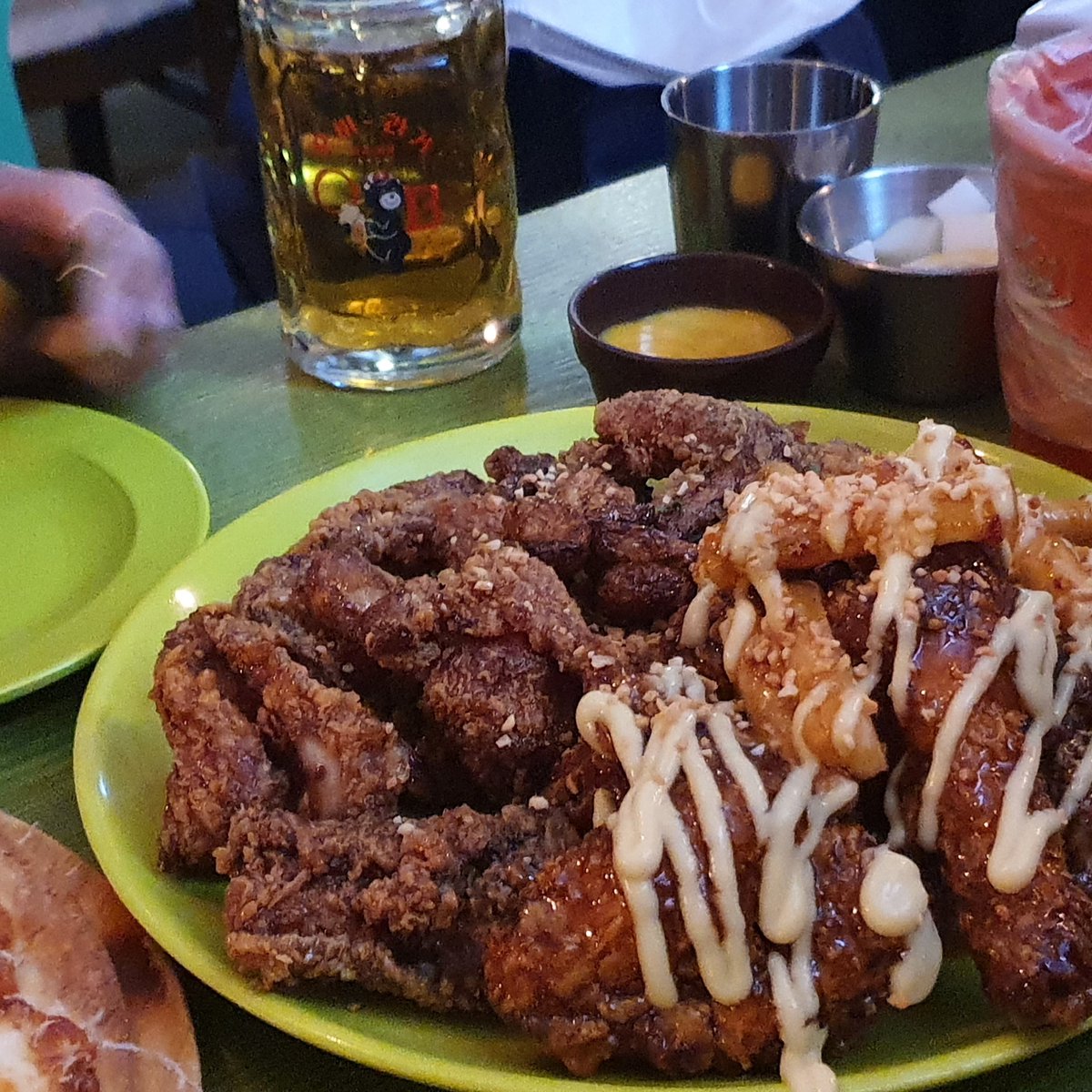 creatrip's tweet photo. Chicken In the Kitchen is one of our favorite #restaurants for #chicken and #beer.🍗🍻

We highly recommend the garlic soy sauce chicken! 👍

They also serve pizza and tteokbokki.😋

📍서울 마포구 서교동 327-22
⏰17:00-00:00

#Hongdae #Seoul #Korea #Food #FriedChicken #LocalFave https://t.co/41A9pbayWs