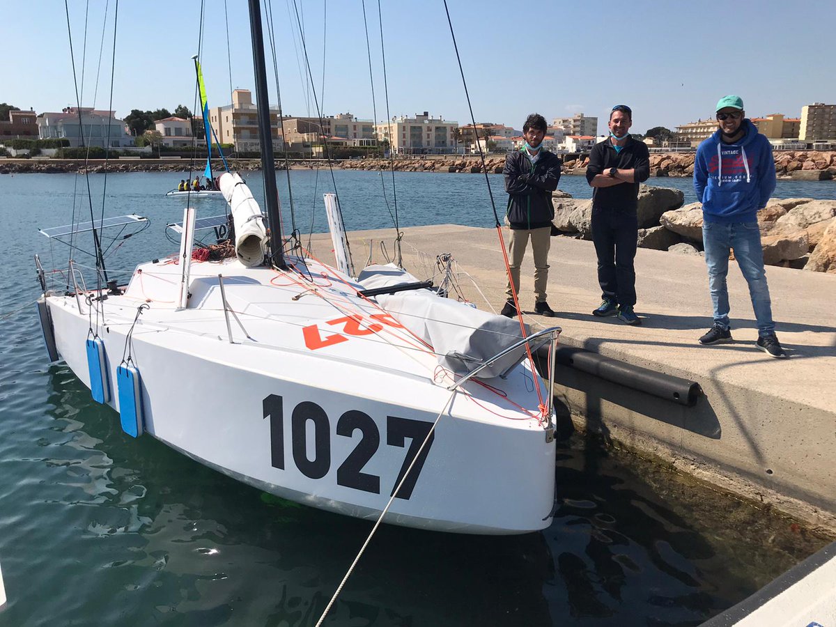 ⛵️El nou Mini de la FNOB ja està a l'aigua i inicia el període de proves en regata! El <a href="/GERARDMJ/">ElonNextGenX</a>, Trabal i <a href="/gcanardo/">Guillermo Cañardo</a> han navegat les primeres milles rumb a L'Escala. Tots tres han fet una gran feina per tenir el vaixell a punt!💪