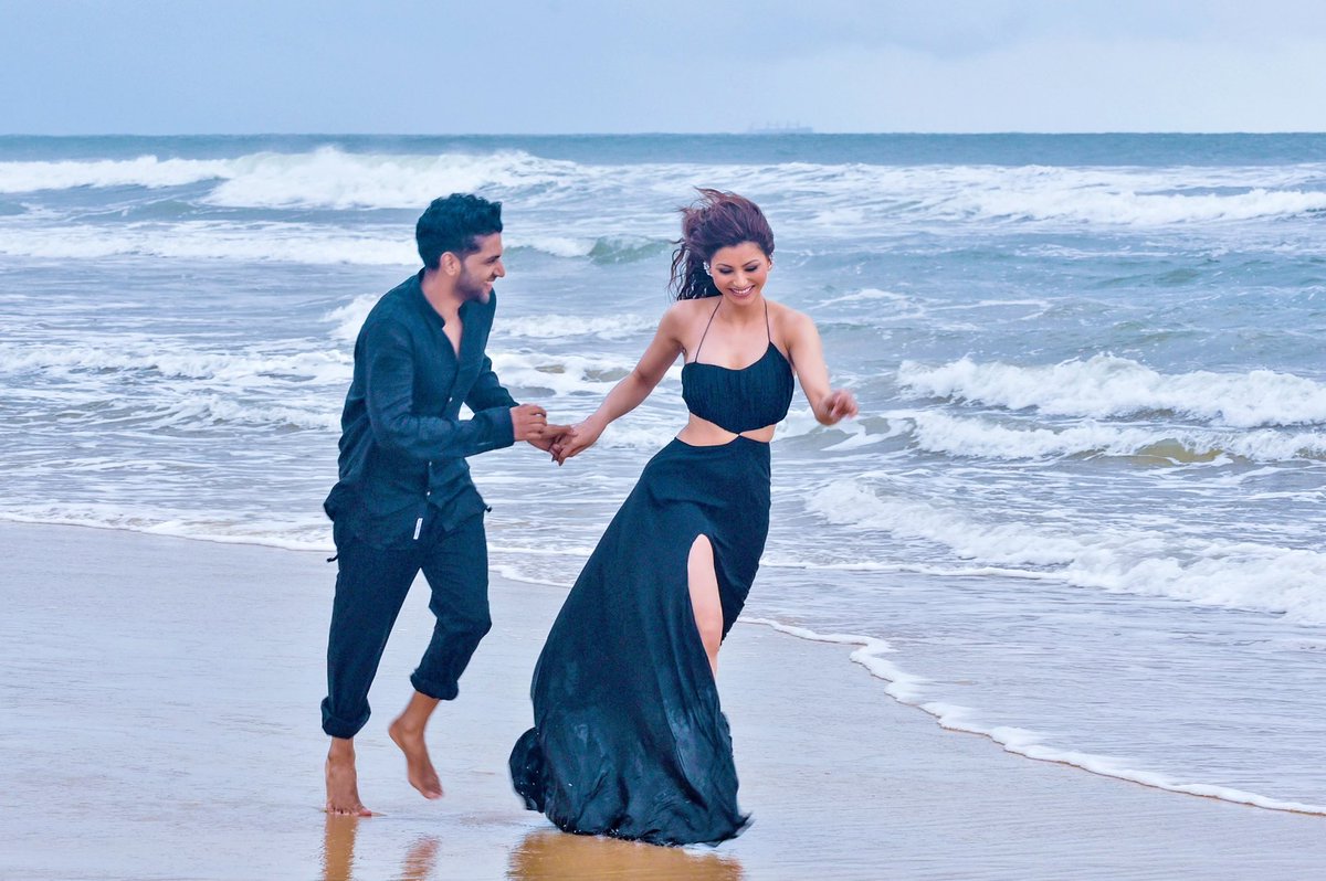 UrvashiRautela's tweet photo. Pata nahi kuch Punjabi mein tha @GuruOfficial 🖤♥️ https://t.co/VBjMc67eW4