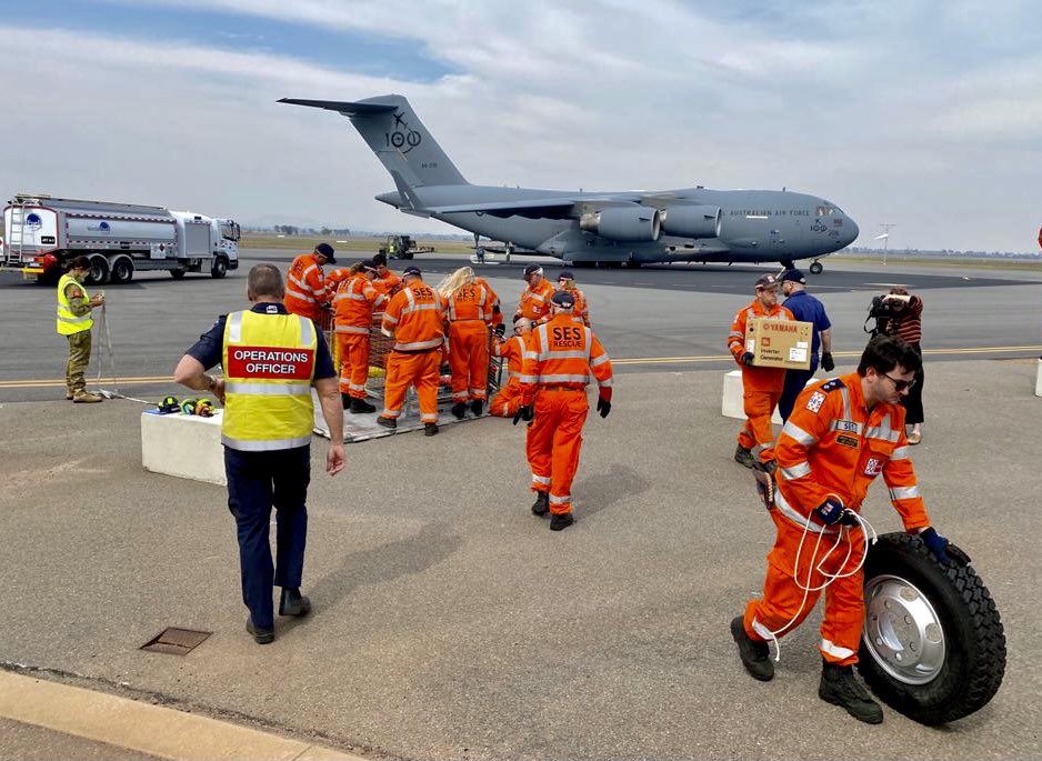 dfes_wa's tweet image. The largest aircraft in Australia’s Defence fleet has flown into Geraldton this afternoon! ✈️ The C-17 Globe Master brought over Victorian SES equipment &amp;amp; vehicles that will travel throughout the region assisting WA crews👏🏽👏🏽 #AussieSpirit #PerthNews @AustralianArmy @AusAirForce