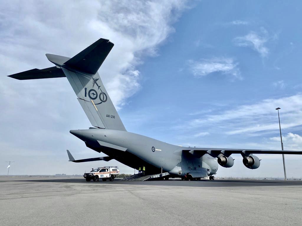 dfes_wa's tweet image. The largest aircraft in Australia’s Defence fleet has flown into Geraldton this afternoon! ✈️ The C-17 Globe Master brought over Victorian SES equipment &amp;amp; vehicles that will travel throughout the region assisting WA crews👏🏽👏🏽 #AussieSpirit #PerthNews @AustralianArmy @AusAirForce