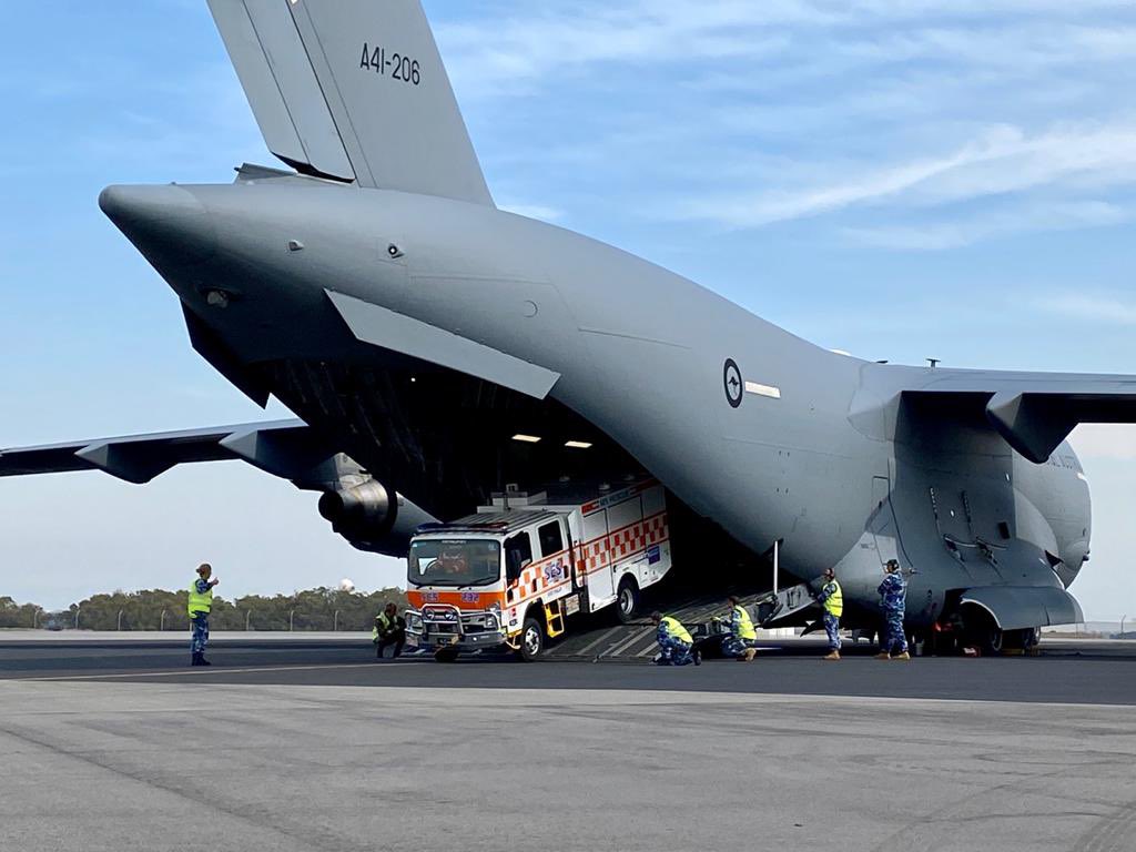 dfes_wa's tweet image. The largest aircraft in Australia’s Defence fleet has flown into Geraldton this afternoon! ✈️ The C-17 Globe Master brought over Victorian SES equipment &amp;amp; vehicles that will travel throughout the region assisting WA crews👏🏽👏🏽 #AussieSpirit #PerthNews @AustralianArmy @AusAirForce
