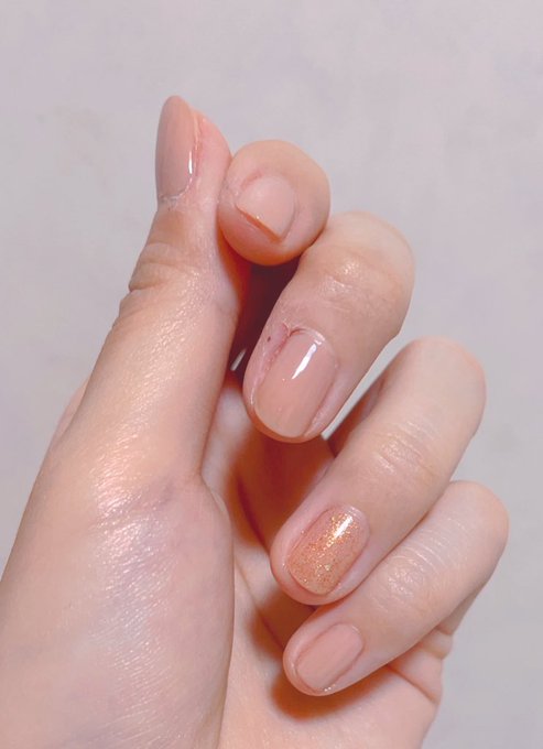 これはベージュにハマってた時の爪 